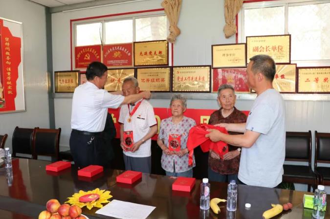 走訪慰問老黨員 深入實際學黨史—— 市政府國資委慰問泓源公司老黨員、困難黨員(圖2)