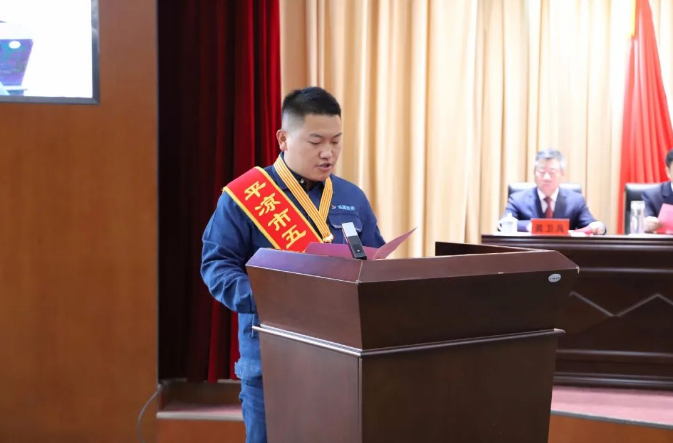 喜報(bào)！市產(chǎn)投集團(tuán)員工楊李榮獲2022年平?jīng)鍪形逡粍趧?dòng)獎(jiǎng)?wù)?圖2)